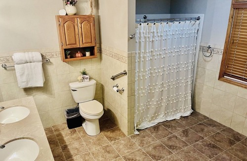 Carmi House | Carmi’s Casa - 3 Bedroom / 2 Bathroom Ranch