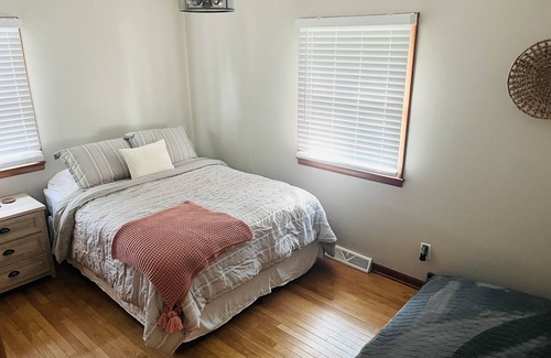 Carmi House | Carmi’s Casa - 3 Bedroom / 2 Bathroom Ranch