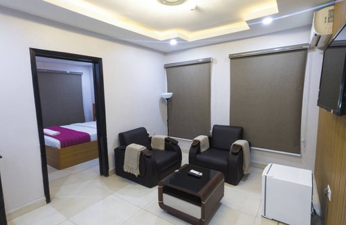 Yaba Apartment | Carnelian Twin suites- Charming 1-bedroom apartment in delightful Lagos with AC