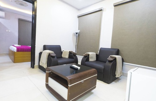 Yaba Apartment | Carnelian Twin suites- Charming 1-bedroom apartment in delightful Lagos with AC