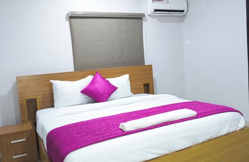 Yaba Apartment | Carnelian Twin suites- Charming 1-bedroom apartment in delightful Lagos with AC