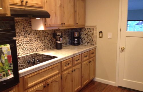 Sierra Tract House | Carol's Place 2 br Near Lake, Ski and Casinos. Dog Friendly