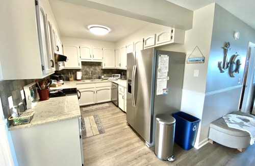 Wilmington Beach Condo | Carolina Oasis Oceanfront,Pool,Huge Shaded Deck 10+family seating&swing,linens