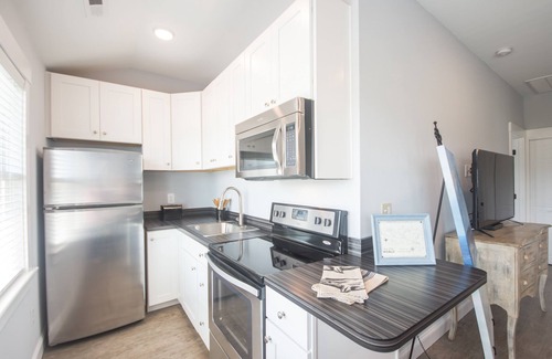 Historic Downtown Manteo Apartment | Caroline Cottage located Historic Waterfront District.