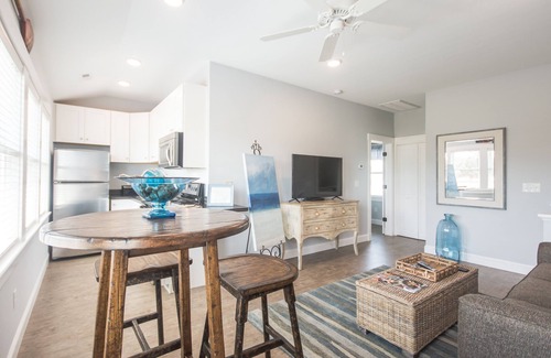 Historic Downtown Manteo Apartment | Caroline Cottage located Historic Waterfront District.