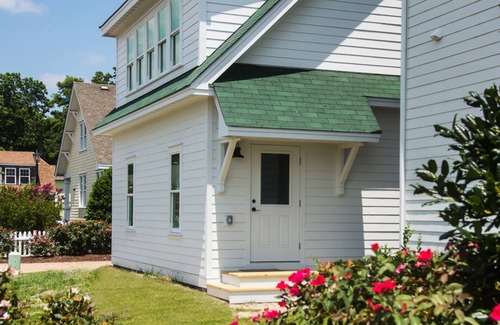 Historic Downtown Manteo Apartment | Caroline Cottage located Historic Waterfront District.