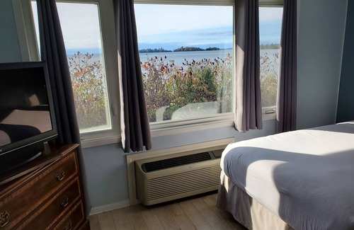 Algoma District Hotel | Carolyn Beach Inn & Restaurant