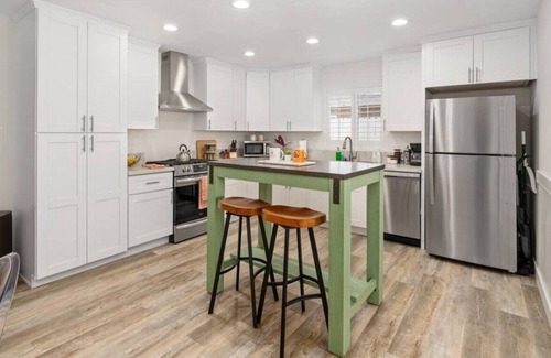 Loma Alta House | Carolyn Cir · Retro Chic -10 Mins From Beach + Hot Tub & Game Rm