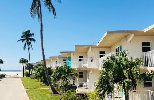 South Island Hotel | Carousel Beach Inn