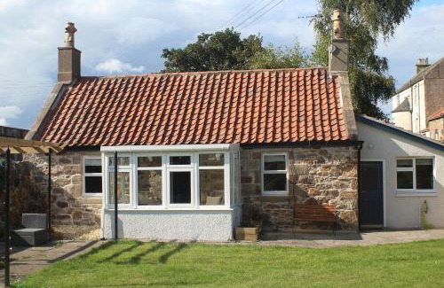 Pittenweem House | Carpenters Cottage- coastal stay with garden