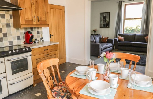Blackburn Cottage | CARR HOUSE, family friendly, with hot tub in Clayton Le Dale