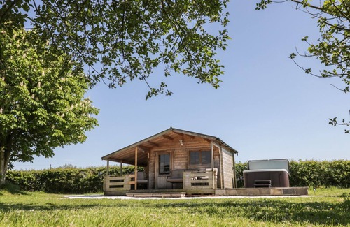 Blackburn Cottage | CARR HOUSE, family friendly, with hot tub in Clayton Le Dale