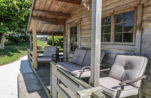Blackburn Cottage | CARR HOUSE, family friendly, with hot tub in Clayton Le Dale