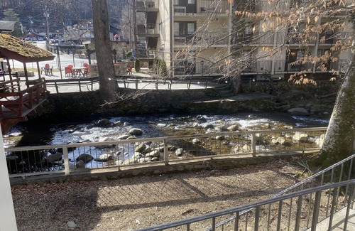 Gatlinburg Cottage | Carr's Cottages Suites 12 & 14