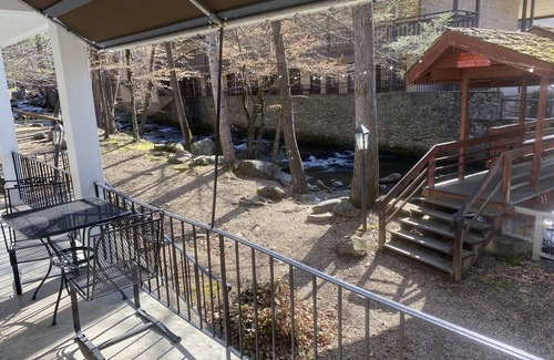 Gatlinburg Cottage | Carr's Cottages Suites 12 & 14