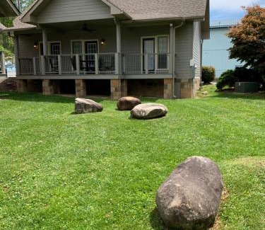 Gatlinburg Hotel | Carr's Northside Hotel and Cottages