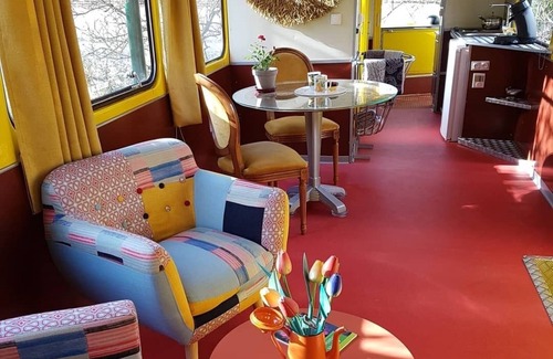 Marchais House | Carriage-Bus insolite-Ensuite with Jet bath-Panoramic-Garden view
