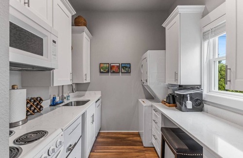 Albany House | Carriage House · Brand New! Vine Street Carriage House