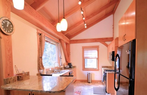 Alyeska Apartment | Carriage House “Hayloft” Rusticly Elegant Cottage