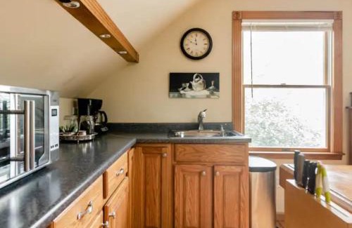 Chestertown Apartment | Carriage House Hideaway In Center of Chestertown