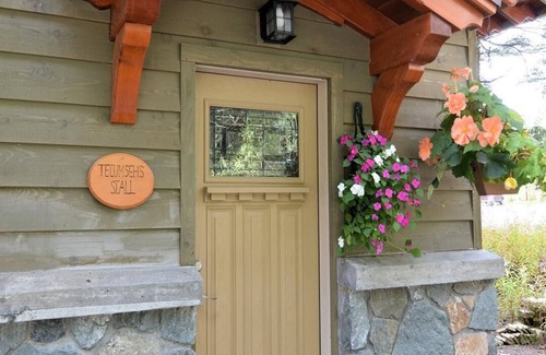 Alyeska Cottage | Carriage House - Kobuk's Cozy Timber frame Cottage