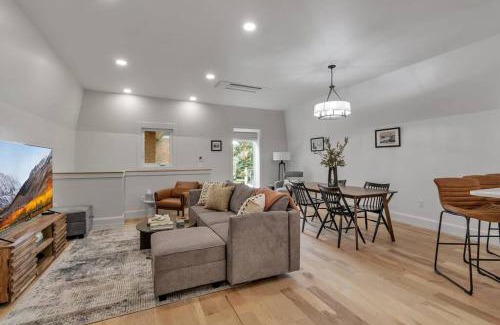 Front Park Apartment | Carriage House Loft - King Bed and Garage Parking