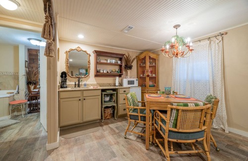 Carter Riverside Bed & Breakfast | Carriage House MAGNOLIA SUITE