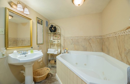 Carter Riverside Bed & Breakfast | Carriage House MAGNOLIA SUITE