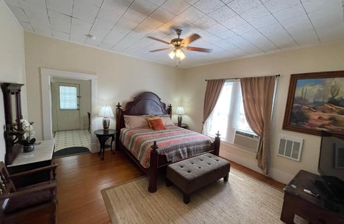 Lakehills House | Carriage House - Medina Suite 1