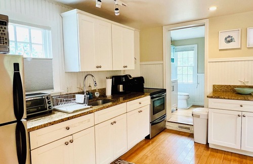 Nantucket Town Cottage | Carriage house on bike path close to town