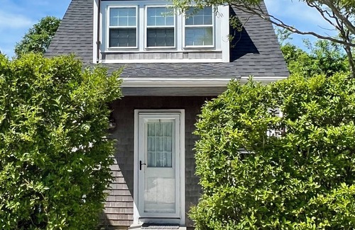 Nantucket Town Cottage | Carriage house on bike path close to town