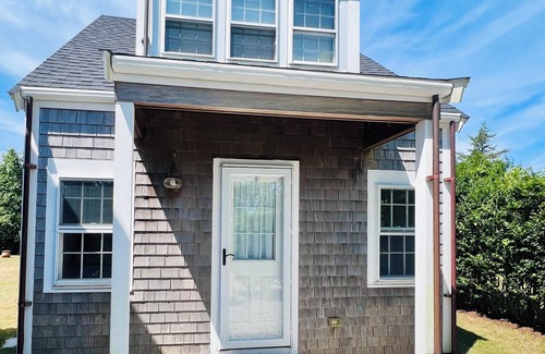 Nantucket Town Cottage | Carriage house on bike path close to town