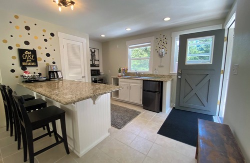 Issaquah Apartment | Carriage House on Cougar Mountain Private Studio Retreat-Close to Businesses
