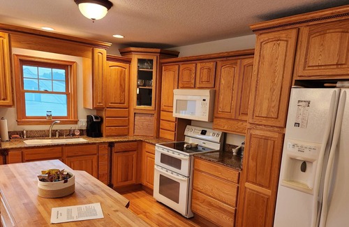 Moberly Cottage | Carriage House retreat nestled in central Missouri! Close to Rothwell Park!