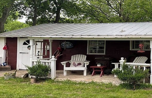 Glen Rose Cabin | Carriage House. River Cabin. Sleeps 4