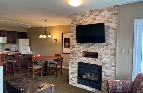 Oro-Medonte Apartment | Carriage Jacuzzi suite Escape