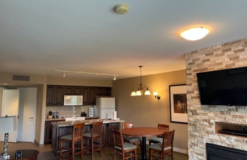 Oro-Medonte Apartment | Carriage Jacuzzi suite Escape