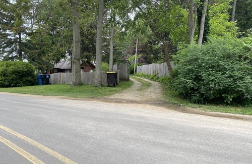 Lakeside House | Carrie's Cottage - Charming Duplex Style 3 Bedroom Cottage with Beach Access!