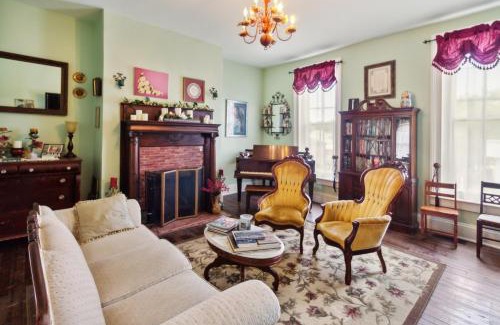 Glasgow House | Carroll Cottage at Main Street Bed & Breakfast