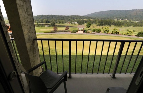 Fairfield Apartment | Carroll Valley Stay | Golf View Double Room