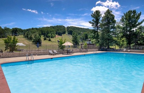 Fairfield Apartment | Carroll Valley Stay | Golf View Double Room