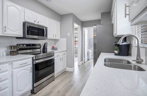 Northeast Carrollton House | Carrollton Retreat – Pet-Friendly, Sleeps 8!