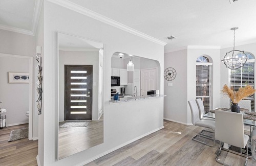 Northwest Carrollton House | Carrollton Silver Screen Stay w/2 car garage
