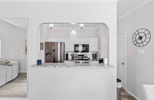 Northwest Carrollton House | Carrollton Silver Screen Stay w/2 car garage