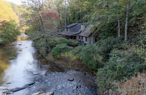 Ellijay House | Cartacay River Retreat - North Georgia Riverfront Cabin - Riverside access, cozy living spaces, game room, and outdoor amenities