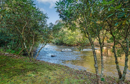 Ellijay House | Cartacay River Retreat - North Georgia Riverfront Cabin - Riverside access, cozy living spaces, game room, and outdoor amenities