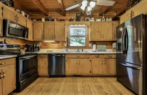 Ellijay Cabin | Cartecay Riverhouse - Fish, Tube and Kayak from your Backyard