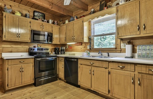 Ellijay Cabin | Cartecay Riverhouse - Fish, Tube and Kayak from your Backyard