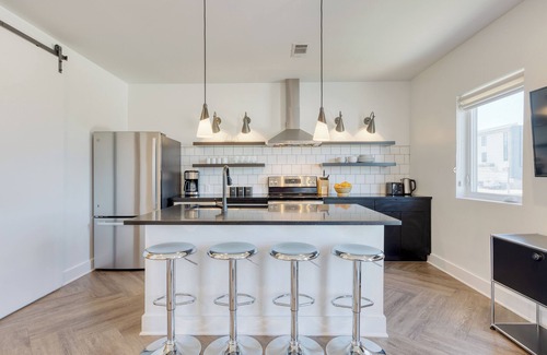 Historic Edgefield Apartment | Carter #403 by AvantStay | Mins to Downtown