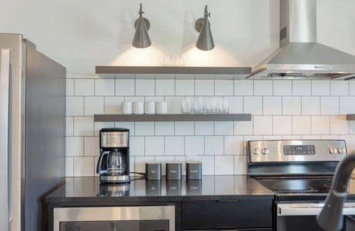 Historic Edgefield Apartment | Carter #403 by AvantStay | Mins to Downtown